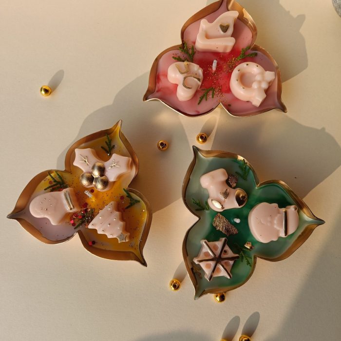 Decor D style Urli with 3 Petals – Premium Aroma (Rose, Jaismine & Lavender) & Colour Combo Candle